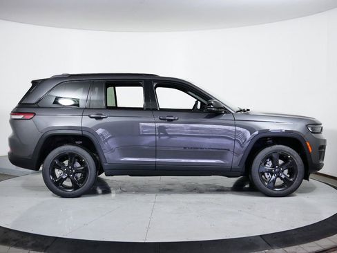 Used 2024 Jeep Grand Cherokee Altitude image 9