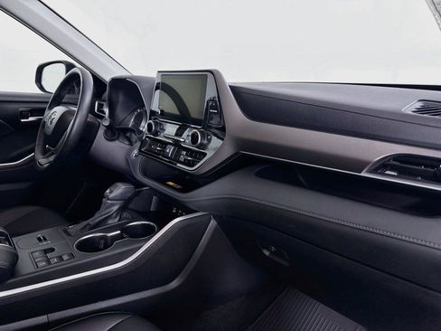 Certified 2025 Toyota Highlander XLE FWD image 43