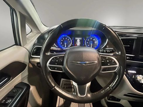 Used 2019 Chrysler Pacifica Touring-L FWD image 20