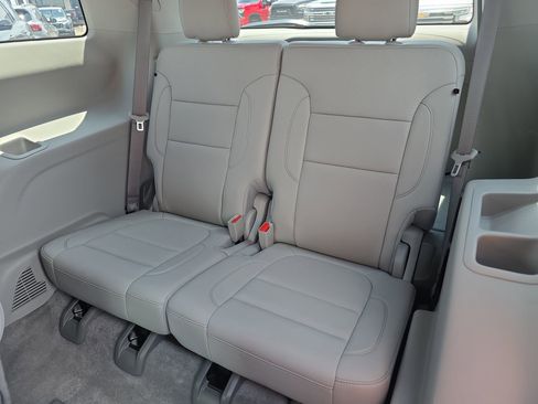 Used 2021 GMC Acadia SLT w/ Technology Package FWD image 12