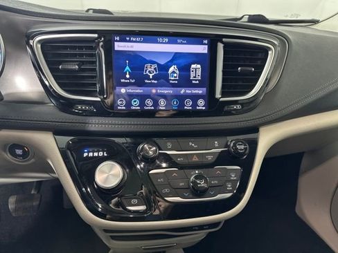 Used 2019 Chrysler Pacifica Limited image 21