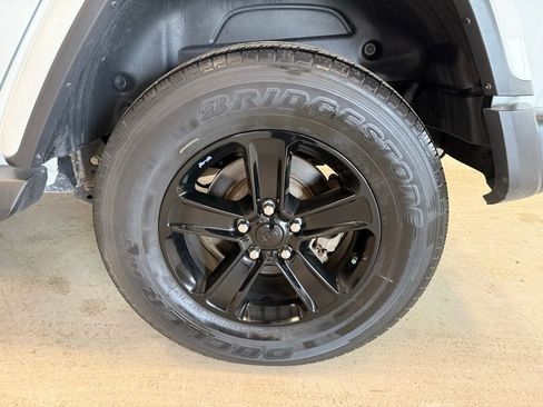 Used 2020 Jeep Wrangler Unlimited Sahara AWD/4WD image 33