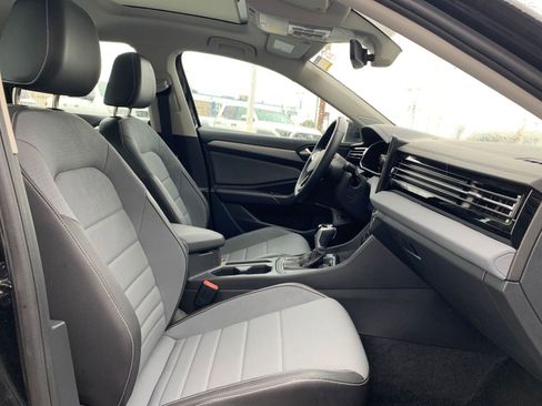 Used 2025 Volkswagen Jetta SE image 35