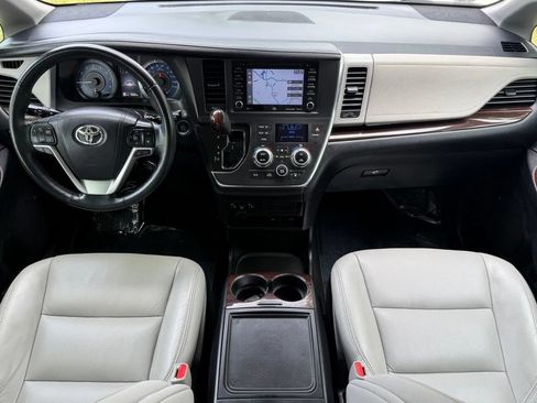 Used 2018 Toyota Sienna Limited Premium FWD image 28