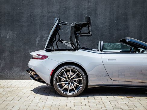 Used 2022 Aston Martin DB11 Volante RWD image 33