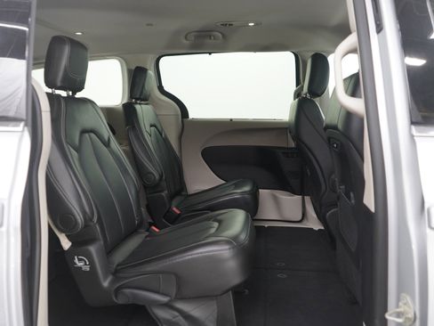 Used 2024 Chrysler Pacifica Touring-L image 13