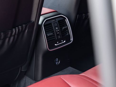 Certified 2023 Porsche Macan image 39