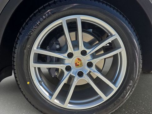 Certified 2023 Porsche Cayenne AWD/4WD image 38