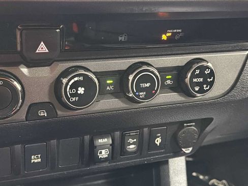 Certified 2018 Toyota Tacoma TRD Off-Road AWD/4WD image 21