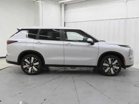 New 2026 Mitsubishi Outlander SE FWD image 2