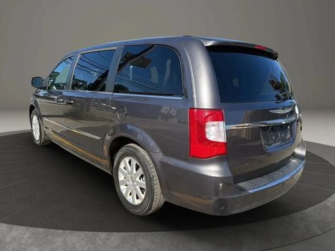 Used 2015 Chrysler Town & Country Touring FWD image 7