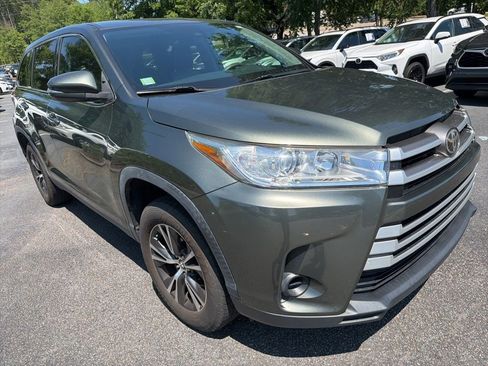 Used 2019 Toyota Highlander LE FWD image 4