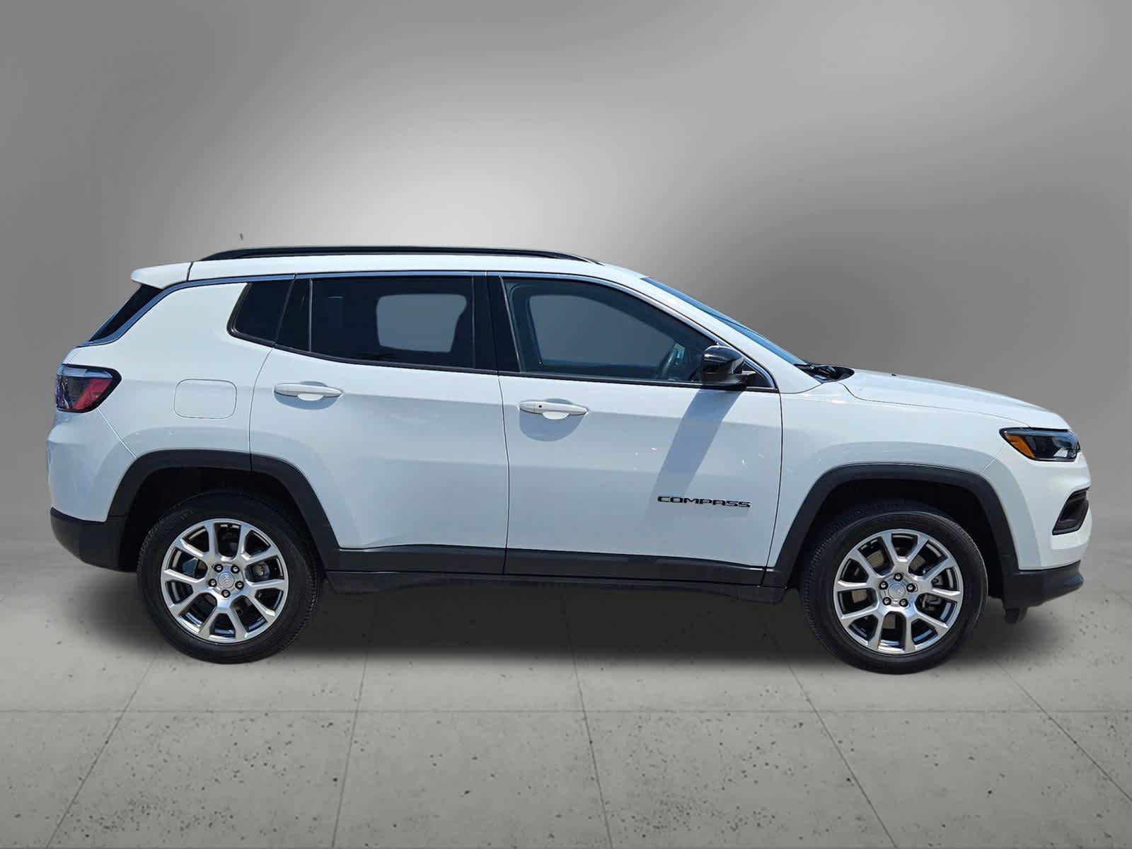Used 2024 Jeep Compass Latitude AWD/4WD image 7