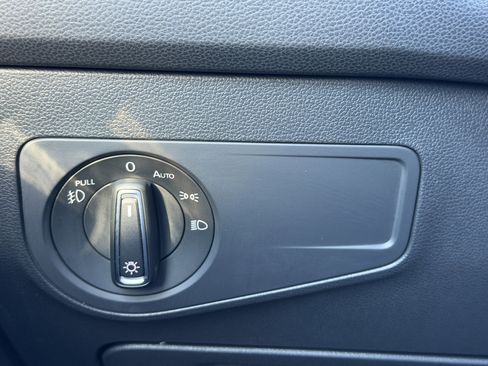 Used 2019 Volkswagen Tiguan SEL Premium w/ 3rd Row Seat Package image 28