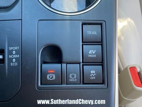 Used 2023 Toyota Highlander XLE AWD/4WD image 34