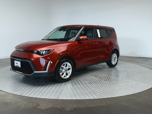 Used 2025 Kia Soul LX w/ LX Technology Package FWD image 4