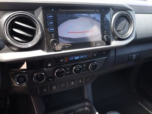Used 2017 Toyota Tacoma TRD Off-Road AWD/4WD image 15