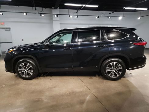 Used 2021 Toyota Highlander XLE image 4