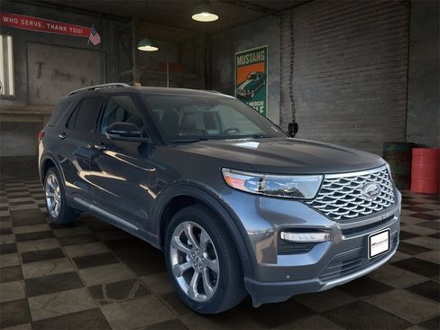 Used 2020 Ford Explorer Platinum w/ Premium Technology Package image 2