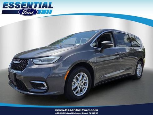 Used 2023 Chrysler Pacifica Touring-L FWD image 1