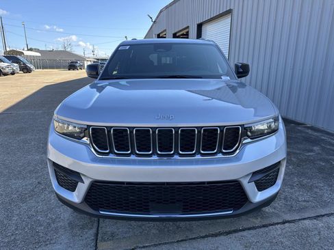 New 2025 Jeep Grand Cherokee Laredo image 2