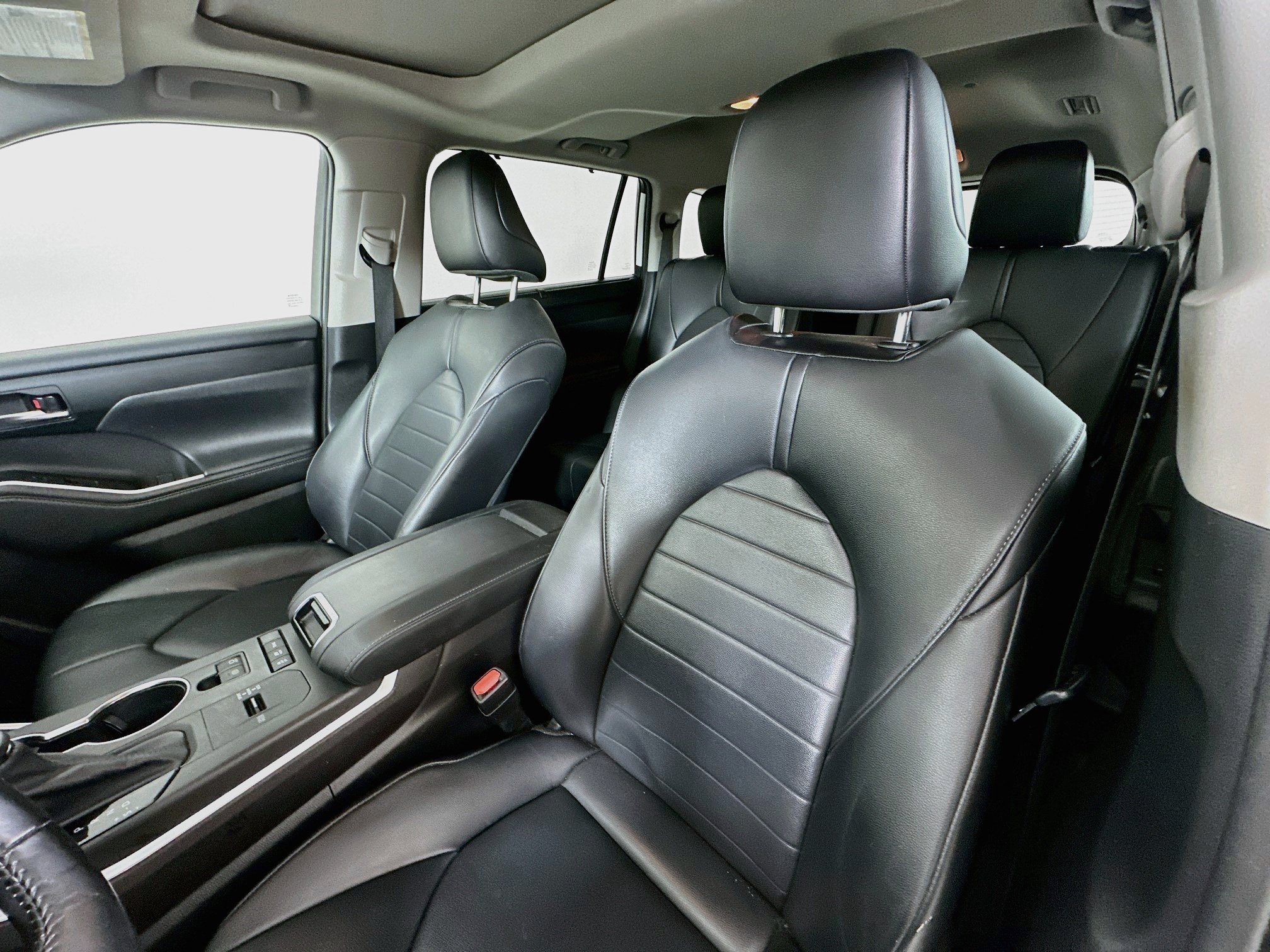 Used 2021 Toyota Highlander XLE AWD/4WD image 21