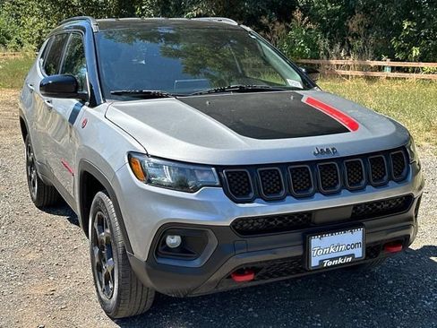 Used 2023 Jeep Compass Trailhawk AWD/4WD image 2