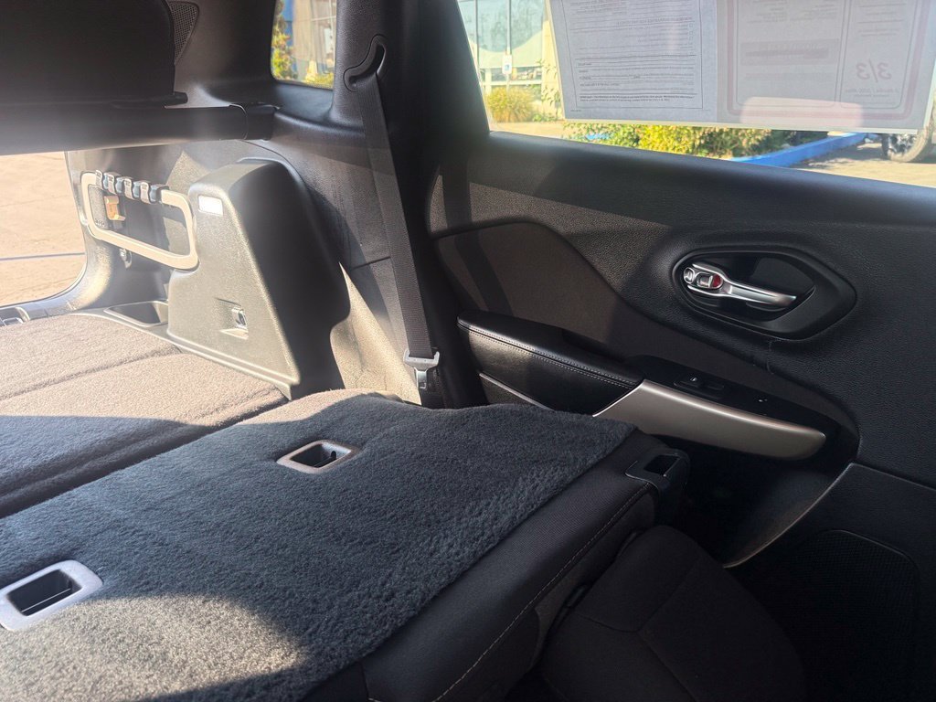 Used 2018 Jeep Cherokee Latitude w/ Safety Group AWD/4WD image 27