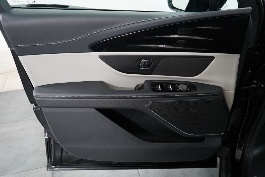 Used 2025 Lincoln Nautilus Premier AWD/4WD image 23