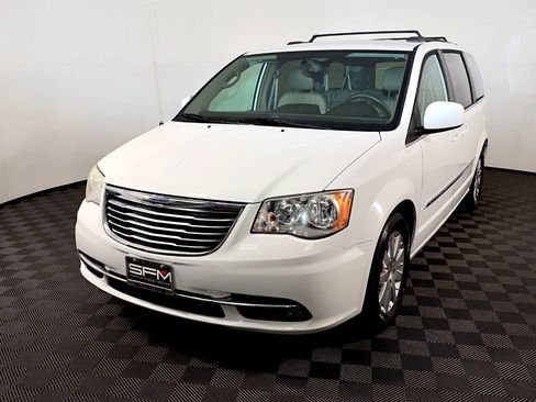 Used 2014 Chrysler Town & Country Touring image 2
