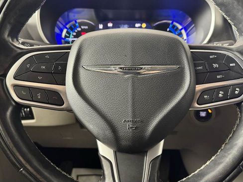 Used 2022 Chrysler Pacifica Touring-L w/ Uconnect Theater Family Group FWD image 16