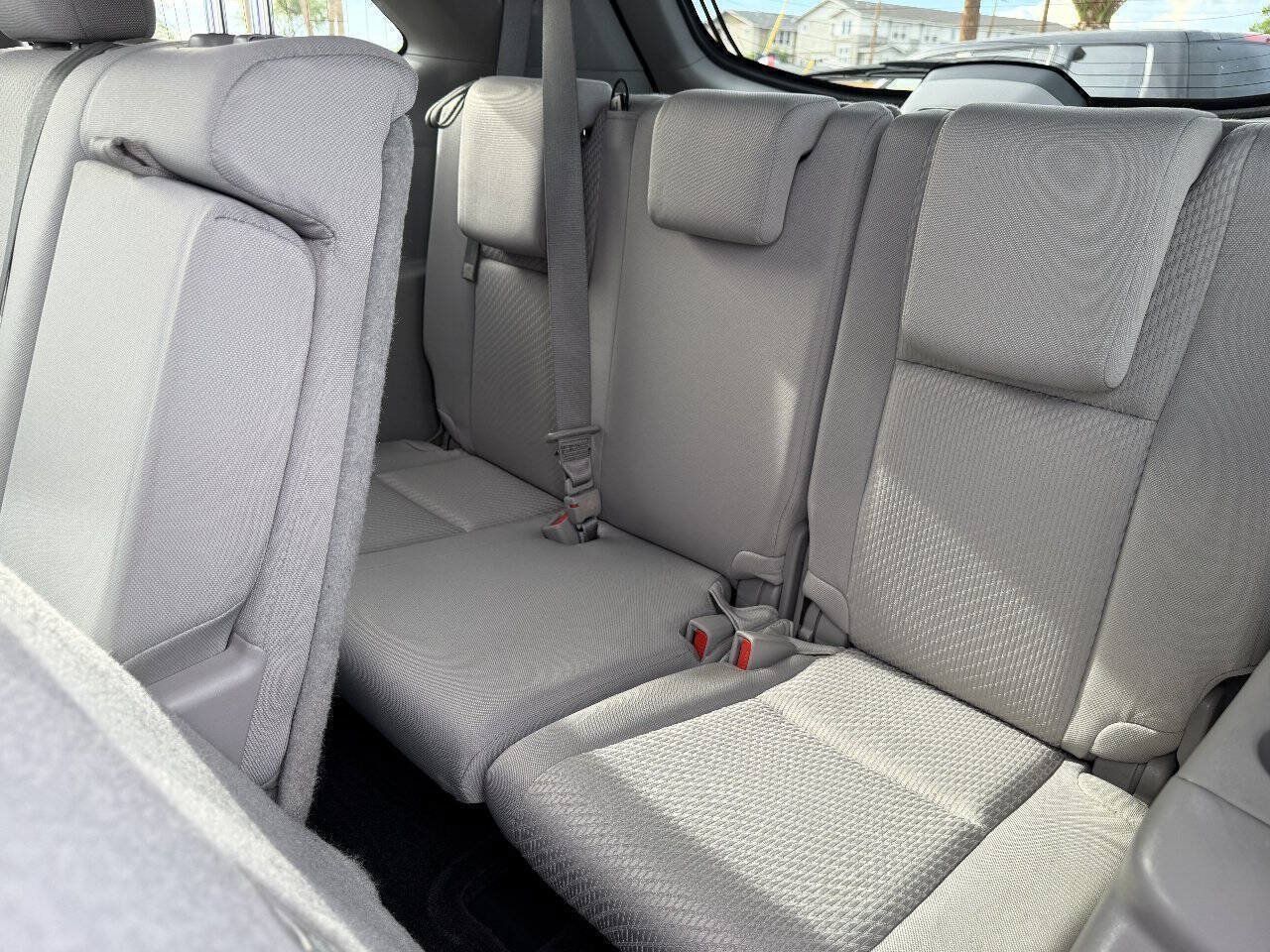 Used 2017 Toyota Highlander LE w/ Carpet Mat Package FWD image 13