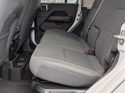 Used 2025 Jeep Wrangler Unlimited Sahara AWD/4WD image 21