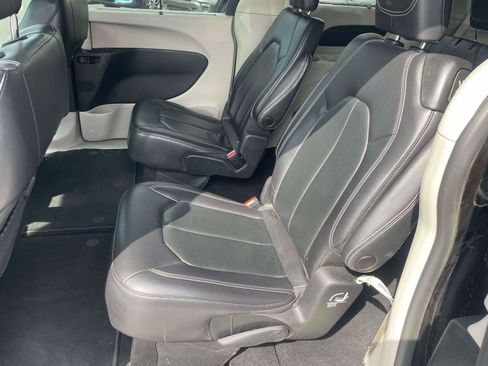 Used 2022 Chrysler Pacifica Touring-L FWD image 6