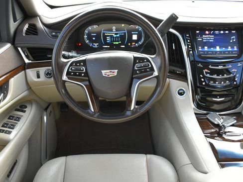 Used 2017 Cadillac Escalade Luxury AWD/4WD image 12