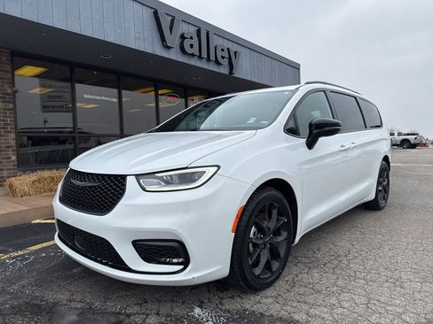 Used 2025 Chrysler Pacifica Limited image 10