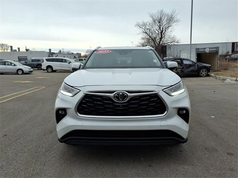 Used 2023 Toyota Highlander Limited image 2