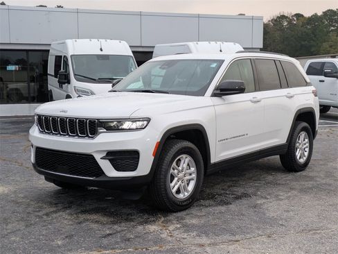 New 2025 Jeep Grand Cherokee Laredo image 4