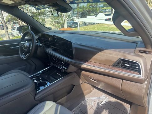 Used 2025 Chevrolet Suburban LT image 54