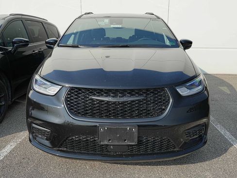 Used 2025 Chrysler Pacifica Limited FWD image 2