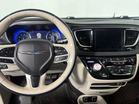 Used 2018 Chrysler Pacifica Limited FWD image 28