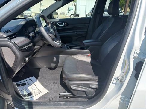 Used 2025 Jeep Compass Trailhawk AWD/4WD image 19