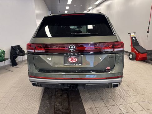 Used 2025 Volkswagen Atlas Peak Edition SE image 4