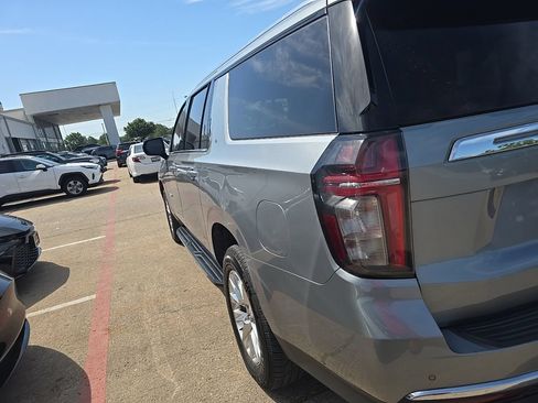 Used 2023 Chevrolet Suburban Premier AWD/4WD image 7