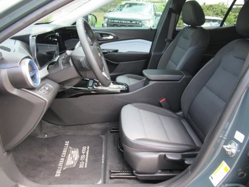 Used 2025 Chevrolet Trax LT w/ Driver Confidence Package FWD image 17