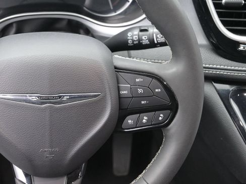 Used 2024 Chrysler Pacifica Limited FWD image 29