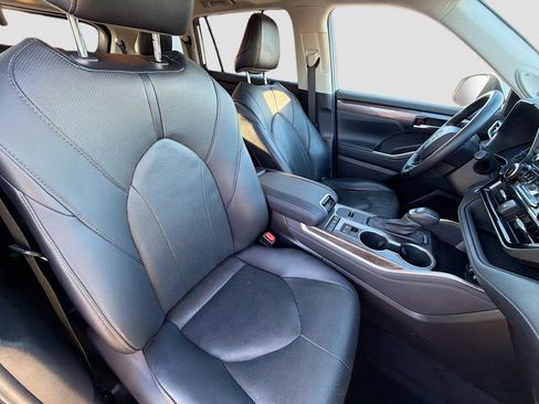 Used 2021 Toyota Highlander Limited image 15