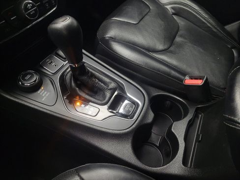 Used 2019 Jeep Cherokee Limited image 26