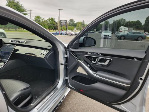 Used 2022 Mercedes-Benz S 500 4MATIC w/ AMG Line Package image 23