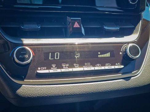 Used 2020 Toyota Corolla LE FWD image 22